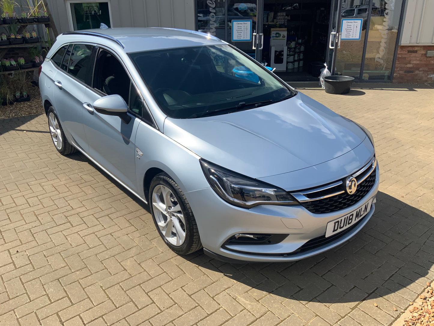 Vauxhall Astra tourer 1.4L estate car